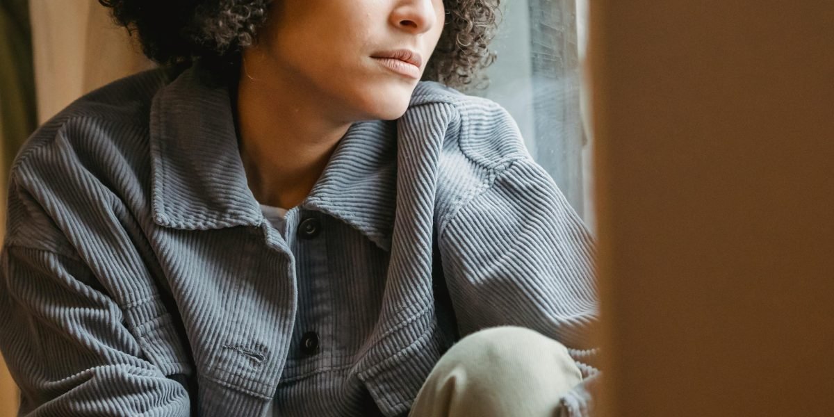 Hypervigilance in PPD means constantly scanning surroundings for perceived threats and hostility.