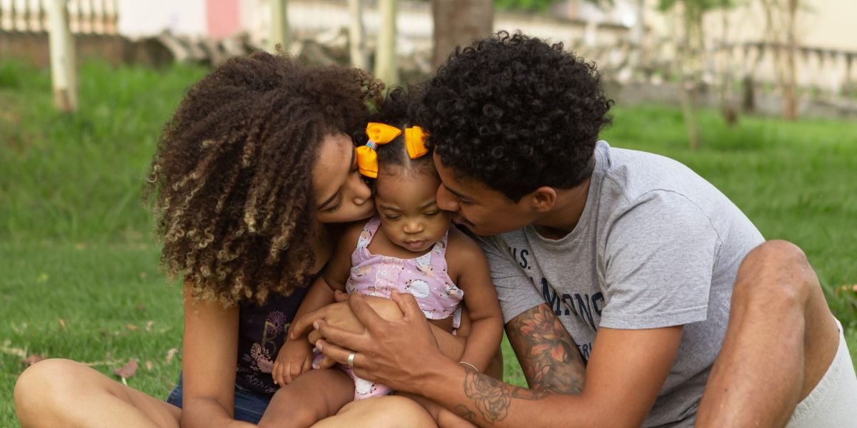 A family sharing a moment of genuine connection, symbolizing the positive outcomes of effective parenting therapy.
